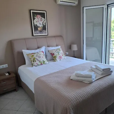 Giannis αdults Only 3* كوينيرا