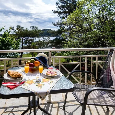 Giannis αdults Only كوينيرا