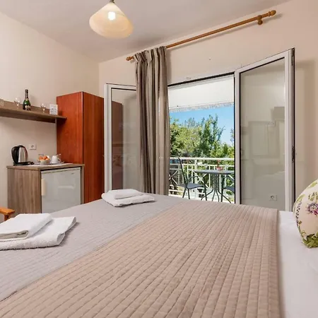 Giannis αdults Only 3* كوينيرا