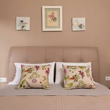 Giannis αdults Only كوينيرا